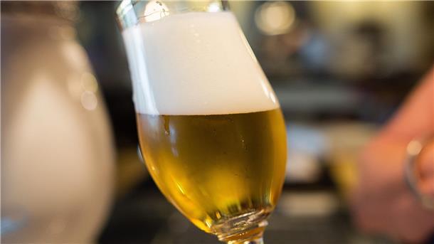 Ein Bierglas mit frisch gezapften Bier