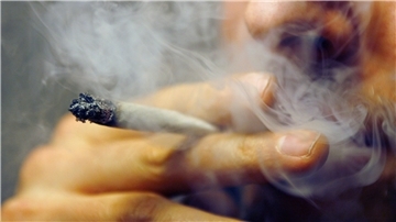 Bald legal? Ein Mann zieht an einem Joint.