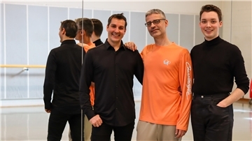 Ballettchef Alfonso Palencia (von links), Gast-Choreograf Gustavo Ramírez Sansano und Dramaturg Torben Freudenberger freuen sich auf einen Abend, der große Emotionen verspricht.
