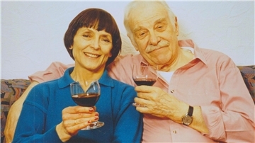 Ballettmeisterin Gudrun Kreutzberger und ihr Mann, Schauspieler Ferdinand Dux, zählten zu den populären Bremerhavener Künstler-Paaren, bis er 2009 verstarb. Nun ist die hochbetagte Tänzerin ihrem Mann am 16. März 2023 gefolgt.
