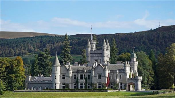 Königliche Schlösser öffnen für Touristen Balmoral Castle ist eine der Residenzen der königlichen Familie, in der Königin Elizabeth II. traditionell die Sommermonate verbrachte.