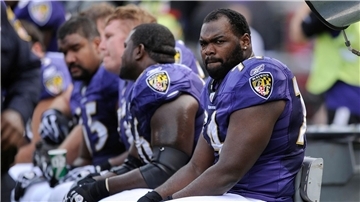 Baltimore Ravens Offensive Tackle Michael Oher sitzt während des NFL-Footballspiels gegen die Buffalo Bills in Baltimore auf der Bank.