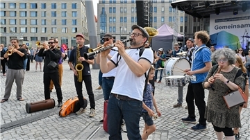 Banda Communale in Aktion in Dresden. Am 1. Juni ist die Gruppe beim „Bunten Fest der Demokratie“ in Scheeßel zu erleben. 