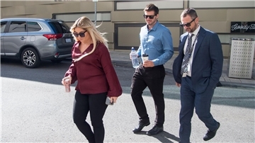 Bangten zweieinhalb Wochen um Cleos Leben: Mutter Ellie Smith und Stiefvater Jake Gliddon (Mitte).