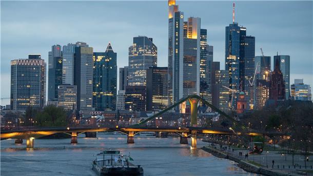 Weniger Gratiskonten - Banken drehen an Gebührenschraube Banken und Sparkassen in Deutschland drehen weiter an der Gebührenschraube.