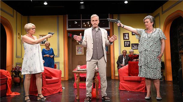Barbara (Bettina Liebert) und Catherine (Kerstin Wulf) setzen dem Schlawiner François (Olaf Adebahr) die Pistole auf die Brust.