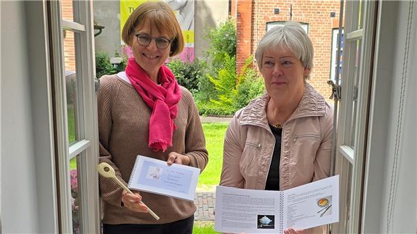 Barbara Müller und Ute Schernich präsentieren das besondere Kochbuch.