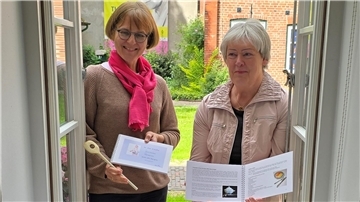 Barbara Müller und Ute Schernich präsentieren das besondere Kochbuch.