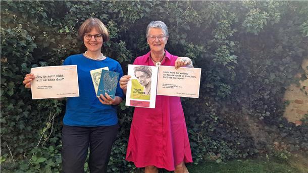 Barbara Müller, Vorsitzende der Georg von der Vring-Gesellschaft und ihre Stellvertreterin Annegret Kuilert freuen sich auf das neue Kulturprojekt rund um die Braker Autorin Thora Thyselius.