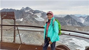 Frau in Wanderausrüstung vor Berggipfeln