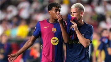 Barcelona feiert dank Dani Olmo (r.) den dritten Sieg.