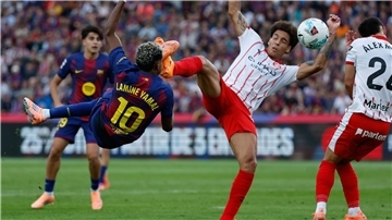 Barcelona mit Lamine Yamal (l) siegte gegen Girona mit dem früheren Dortmunder Axel Witsel.