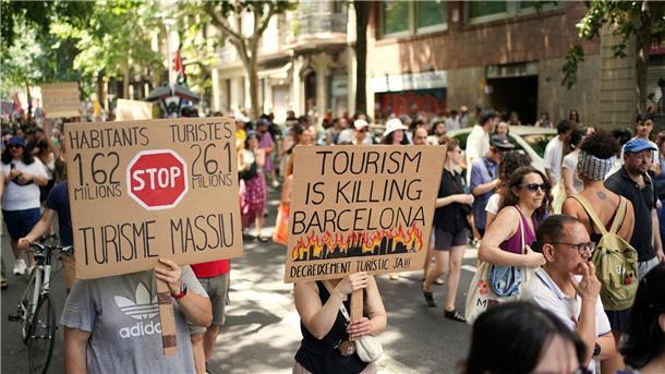 Massentourismus: Wenn Urlauber nicht mehr willkommen sind Barcelona will  zum Beispiel bis Ende 2028 die Vermietung von Ferienwohnungen komplett abschaffen. (Archivbild)