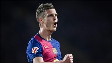 Barcelonas Dani Olmo verletzt sich im Spiel gegen Osasuna.
