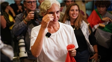Barcelonas frühere Bürgermeisterin Ada Colau gehörte zu den mehr als 400 Menschen, die in Gewahrsam genommen wurden. 