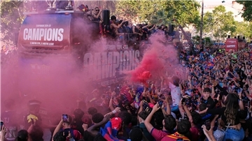Barcelonas Spieler werden bei der Parade von ihren Fans bejubelt.