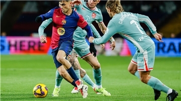 Barcelonas Torschütze Petri (links) war von Atlético oft nicht zu stoppen