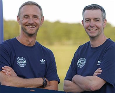 Das erfahrene Trainerduo der ersten Männermannschaft des FC Wörpetal: André Petersen (rechts) und Dennis Bargemann.