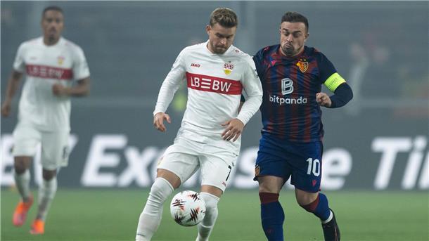 Basels Stratege Xherdan Shaqiri (r.) im Duell mit Stuttgarts Maximilian Mittelstädt.