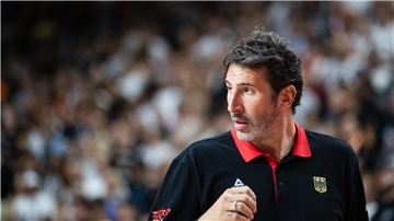 Basketball-Bundestrainer Alex Mumbru kehrt im EM-Achtelfinale zurück.