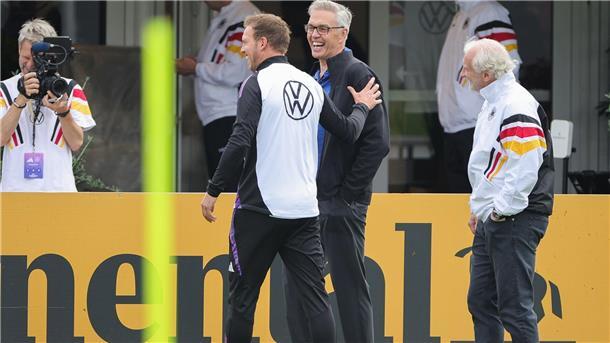Basketball-Bundestrainer Gordon Herbert (r.) hat dem DFB-Team einen Besuch abgestattet.