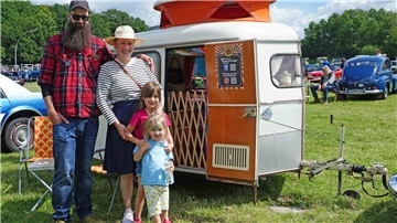 Bastian, Mareke und ihre Kinder Leevke und Famke haben sich spontan in den kleinen Camper verliebt.