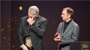 Bastian Schweinsteiger (l) zählt jetzt zu den Mitgliedern der Hall of Fame des deutschen Fußballs.