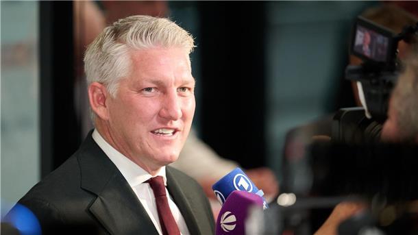 Bastian Schweinsteiger spricht über Florian Wirtz.