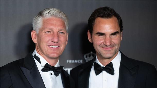 Bastian Schweinsteiger und Roger Federer (r.) lachten viel bei einem Tennisevent in Berlin. 