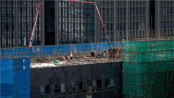 Chinas Wirtschaftsdaten enttäuschen - Zinssenkung Bau eines Bürogebäudes in Peking.