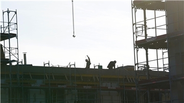 Baugenehmigungen für Wohnungen sind gesunken Bauarbeiter arbeiten auf einer Baustelle in Hamburg. Der Hauptverband der Deutschen Bauindustrie rechnet für 2022 mit etwa 275.000 Fertigstellungen. Im laufenden Jahr dürften es bestenfalls 250.000 sein.