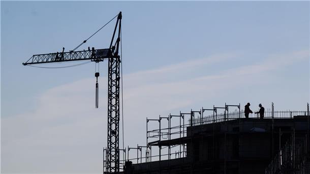 Auf dem Bau: Alle dreieinhalb Tage ein tödlicher Unfall Bauarbeiter auf einer Baustelle eines Mehrfamilienhauses: „Sicherheit auf den Baustellen muss oberste Priorität haben.“
