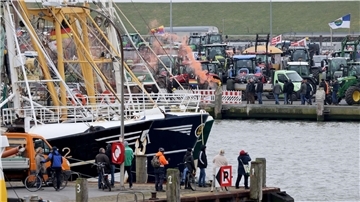 Bauern und Krabbenfischern protestieren bei der Agrarministerkonferenz in Büsum gegen den Umbau der Tierhaltung.