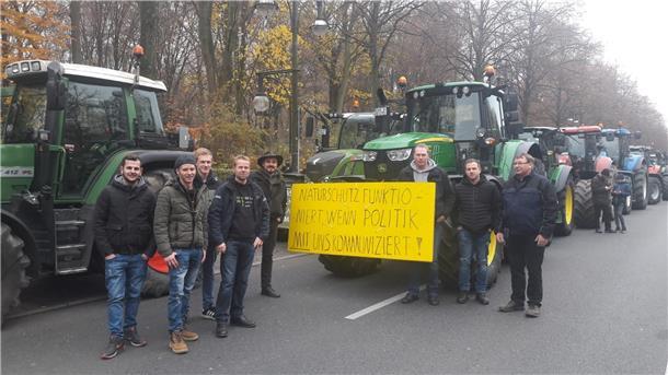 Mit dem Traktor bis zum Brandenburger Tor Bauerndemo in Berlin.
