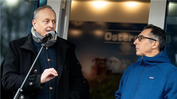 Bauern mit Wut und Traktoren gegen Aus für Agrardiesel Bauernverbandspräsident Joachim Rukwied (l) und Landwirtschaftsminister Cem Özdemir (Bündnis 90/Die Grünen) stehen bei der Demonstration des Deutschen Bauernverbandes unter dem Motto „Zu viel ist zu viel! Jetzt ist Schluss!“ auf der Bühne.