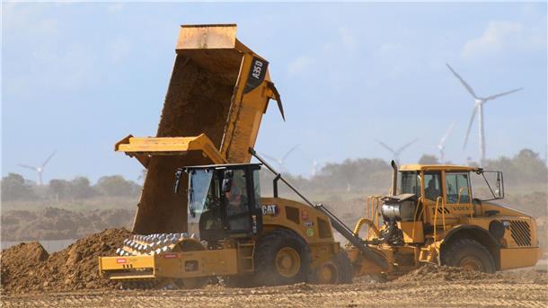 Aus für Intel in Magdeburg - Rückschlag für Deutschland? Baufahrzeuge auf der Baustelle der zunächst geplanten Intel-Fabriken im Sommer 2024. Ministerpräsident Haseloff hofft nun auf andere Ansiedlungen auf dem Gelände.