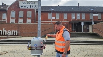 Bauhofleiter Lars Steenken am neu installierten Pfandring auf dem Bahnhofsvorplatz.