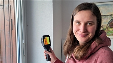 Bauleitplanerin Julia Sent von der Gemeinde Beverstedt hat die Wärmebildkamera aus der Energiesparkiste zu Hause ausprobiert.