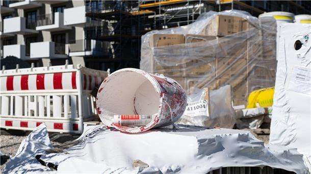 Viele Baumaterialien nochmals deutlich teurer geworden Baumaterial an der Baustelle eines Neubaus in München. Vor allem mineralische Baustoffe wie Zement oder Bausand sind noch mal deutlich teurer geworden.