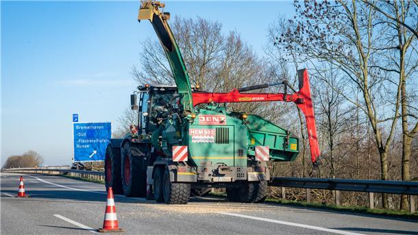 Baumfällarbeiten an der Autobahnabfahrt Bremerhaven-Süd: Die Böschung ist wieder frei geschnitten.