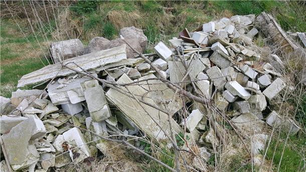 Bauschutt, Reifen, Folien: Kritik an fehlender Kontrolle von Schutzgebieten Bauschutt lagert am Granstedter Wald.