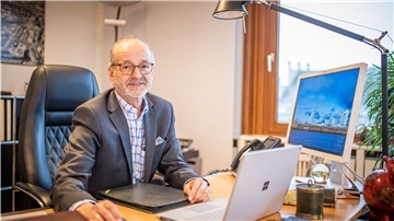 Baustadtrat Bernd Schomaker in seinem Büro im Technischen Rathaus. Er ist seit 302 Tagen im Amt und zieht eine erste Bilanz.