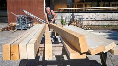 Baustoffe sind jetzt sehr teuer. So auch das Holz der Zimmerei von Claus Hillebrandt in Köhlen, mit dem Mitarbeiter Andreas Cassens arbeitet.
