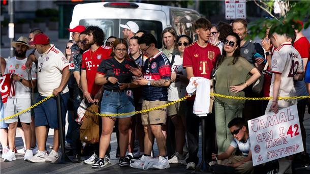 Das Big Business von Bayern und BVB im Trump-Land Bayern-Anhänger warten vor dem Teamhotel in Cincinnati auf die Münchner Stars wie Jamal Musiala.