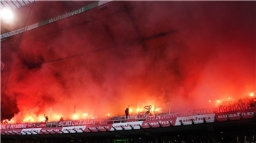 Bayern-Fans brannten auf der Tribüne im Weserstadion Feuerwerkskörper ab.