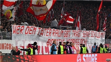Wegen Fan-Protesten: Boateng-Hospitanz bei Bayern geplatzt Bayern-Fans entrollten beim Duell gegen Dortmund ein Transparent gegen Ex-Profi Jérôme Boateng.