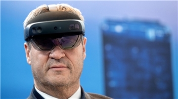 Bayern Minsterpräsident Markus Söder in der Zentrale des Mobilfunk-Anbieters Telefónica (O2).