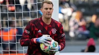 Bayern Münchens Torhüter Manuel Neuer mit Werbung von Sponsor Katar auf dem Ärmel.