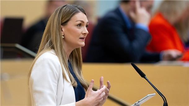 Bayern kündigt kritische Prüfung von Cannabis-Freigabe an Bayern sei entschlossen, sich gegen den gefährlichen Konsum von Cannabis zu stemmen, sagt Gesundheitsministerin Judith Gerlach (CSU).