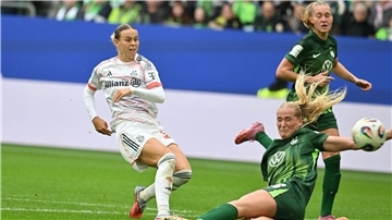 Bayern-Torschützin Klara Bühl (l).